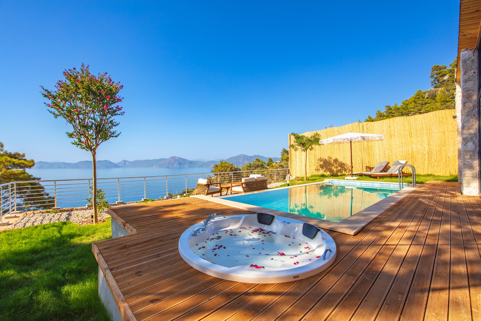 La Luna Faralya Deluxe Villa — jakuzi