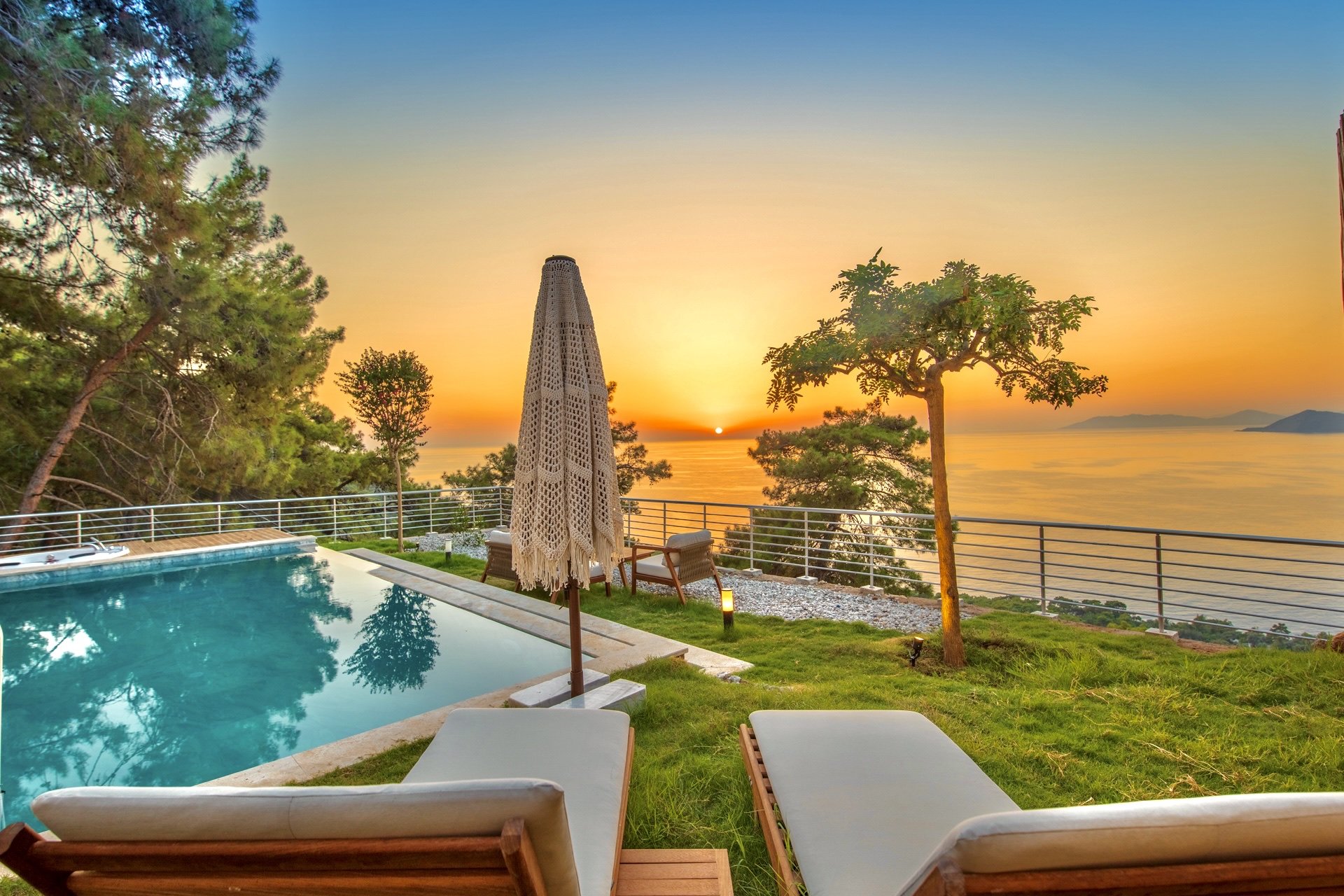 La Luna Faralya Deluxe Villa — şezlonglar ve gün batımı